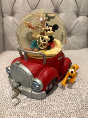 Vintage Disney Musical Snow Globe    collectible snowglobe Mickey Mouse goofy